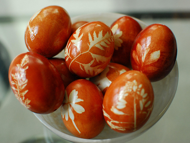 onion-skin-dyed-easter-eggs