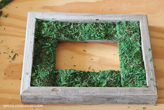 Check out how to Create a DIY Moss Frame! Perfect to display in your home, give as a gift, or use as wedding decor! MountainModernLife.com