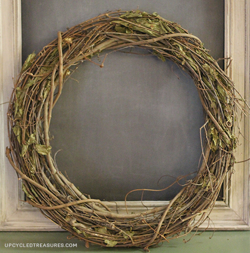 Need a little spirit added to your front door? LOVE this simple fall neutral mini pumpkin wreath which is also perfect for front door Halloween decor.