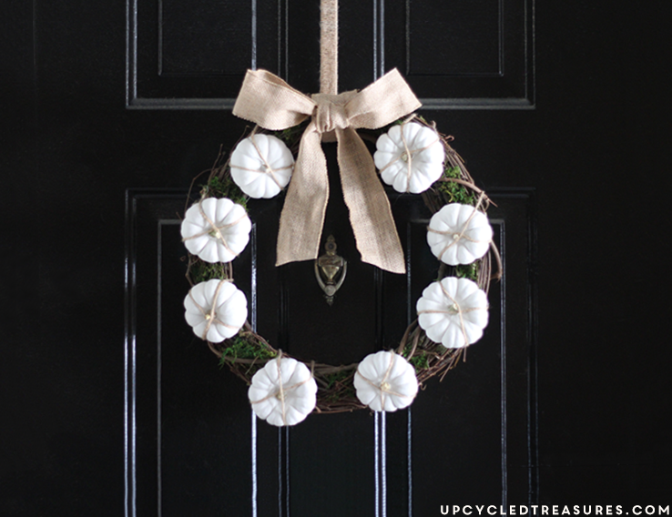 Need a little spirit added to your front door? LOVE this simple fall neutral mini pumpkin wreath which is also perfect for front door Halloween decor.