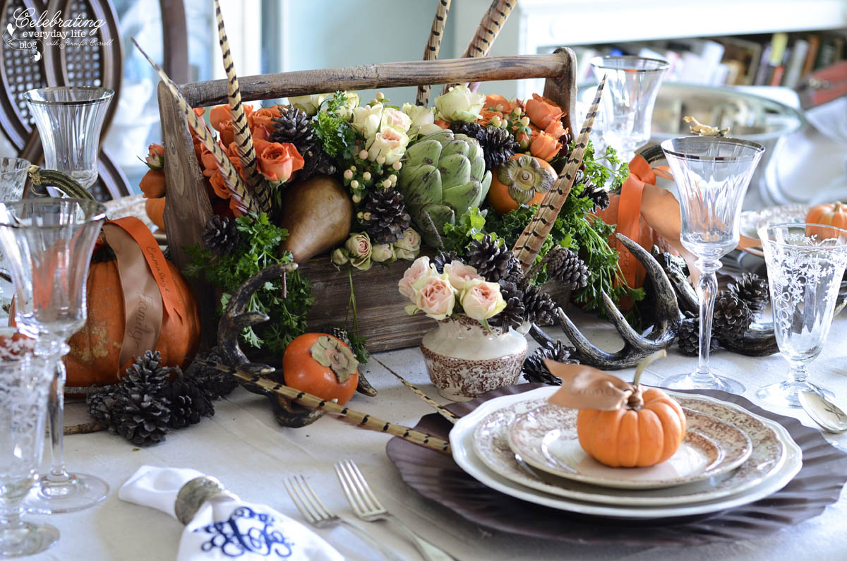 Looking for thanksgiving tablescape ideas? Here are 50 nature inspired Thanksgiving tablescapes filled with beautiful rustic elements. upcycledtreasures.com