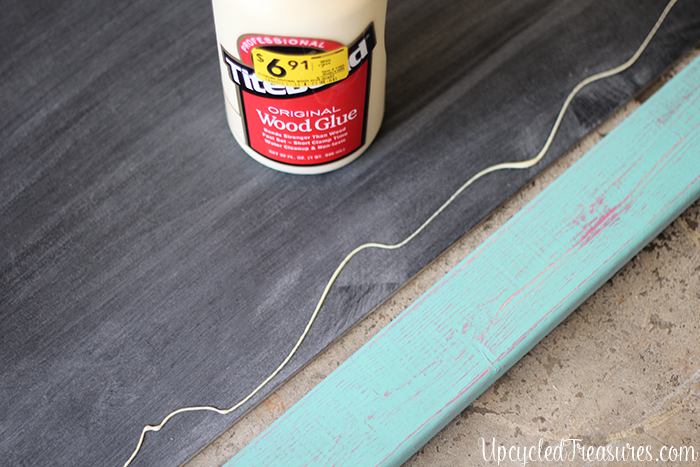 See how easy it is to make a giant chalkboard using DIY chalkboard paint which can be used in a home office, play room, or kitchen! MountainModernLife.com