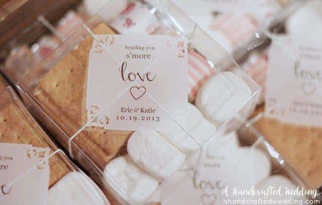 How to Make DIY S'more Kits. Such a fun idea for DIY favors at a rustic wedding or summer parties! Plus download FREE printable tags! MountainModernLife.com