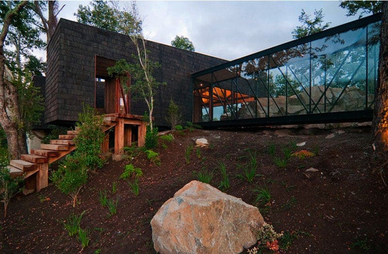 Looking for exterior home inspiration? Check out these 15 Modern Rustic Homes with Black Exteriors! MountainModernLife.com