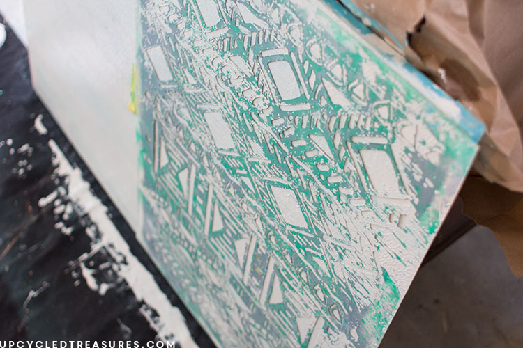 using-stencil-for-abstract-art-upcycledtreasures