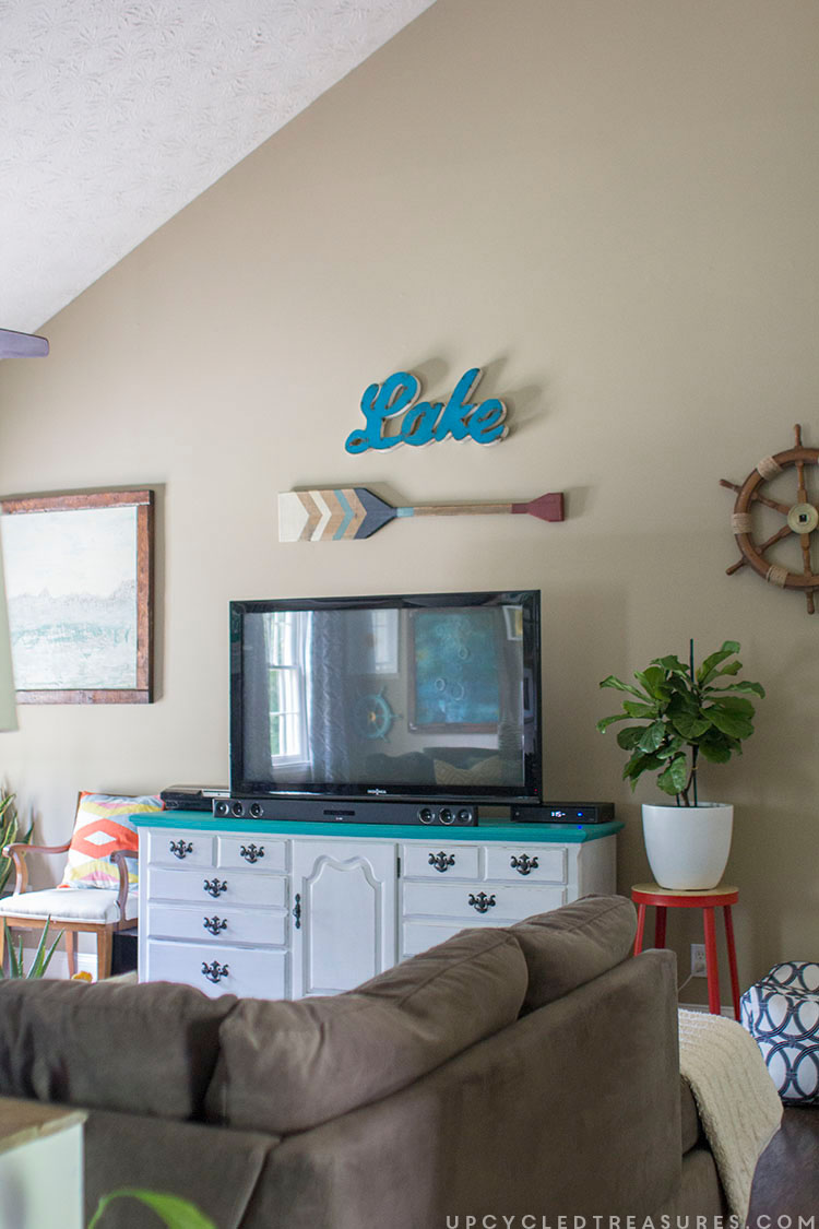 decorating-around-a-tv-in-living-room-upcycledtreasures