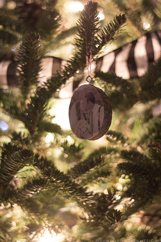 See how easy it is to create these rustic cabin Inspired Christmas ornaments from wood slices! mountainmodernlife.com