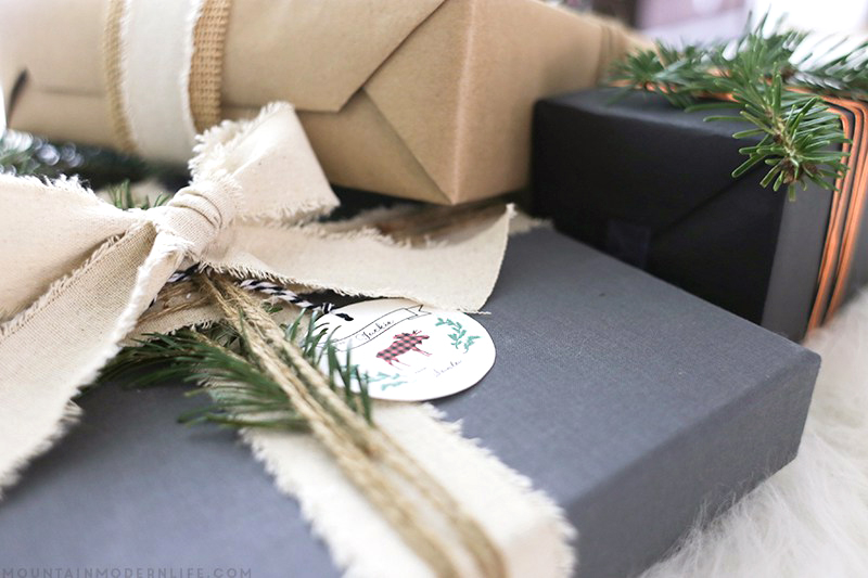 Looking for creative ways to wrap those holiday presents? Check out these simple yet rustic Christmas gift wrapping Ideas from MountainModernLife.com!