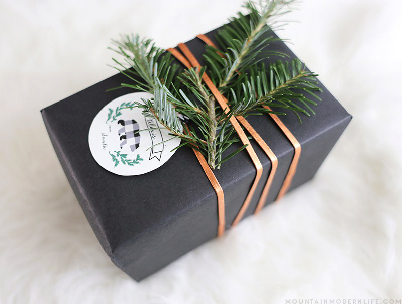 Looking for simple yet creative ways to wrap those holiday presents? Check out these rustic Christmas gift wrapping Ideas from MountainModernLife.com!