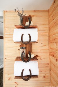 Want to add a rustic, mountain, or Southwestern touch to your home? See how easy it is to create this rustic bathroom shelf with horseshoes.