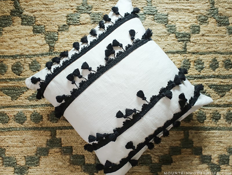 Who doesn't love throw pillows? Add texture to your home with these super easy DIY boho pillows, no sewing required! MountainModernLife.com