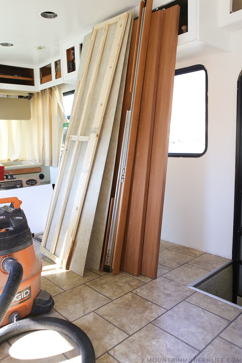 Are you thinking about renovating your RV? See how easy it can be to bring life in by creating planked walls in a RV. Mountainmodernlife.com