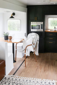Tour this kid-friendly modern rustic camper remodel from @Joinery&DesignCo! #camperreno #campermakeover #camperremodel #tinyhometour #modernrustic