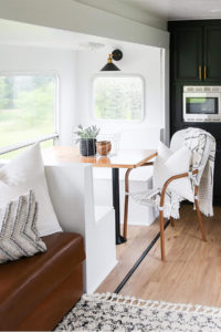 Tour this kid-friendly modern rustic camper remodel from @Joinery&DesignCo! #camperreno #campermakeover #camperremodel #tinyhometour #modernrustic