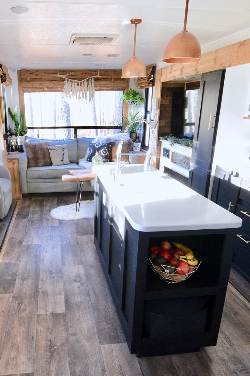 Tour this plant-filled travel trailer with Southwestern vibes from @TinCanRamblers on MountainModernLife.com