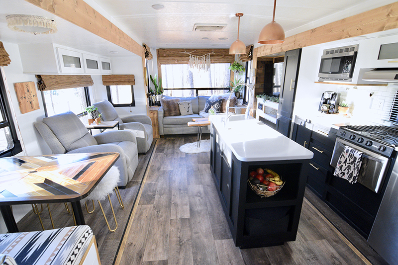 Tour this plant-filled travel trailer with Southwestern vibes from @TinCanRamblers on MountainModernLife.com