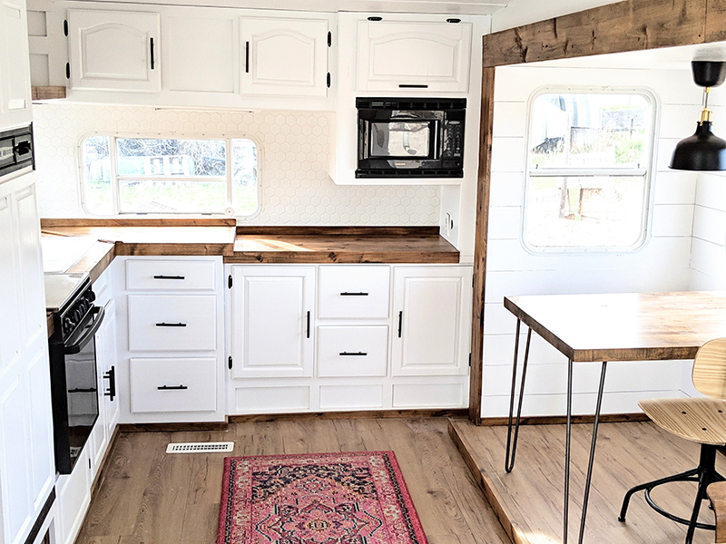 This family transformed their RV into a tiny modern farmhouse! Featuring @WhiteHouseMuddyFeet on MountainModernLife.com