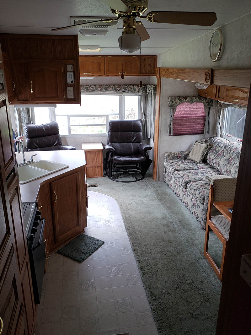 5th Wheel before renovation from @leeannieblivin