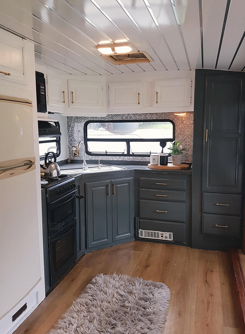 Check out this stylish caravan makeover from a couple that travels around Ireland! Featuring @fifthwheel.fixerupper on MountainModernLife.com
