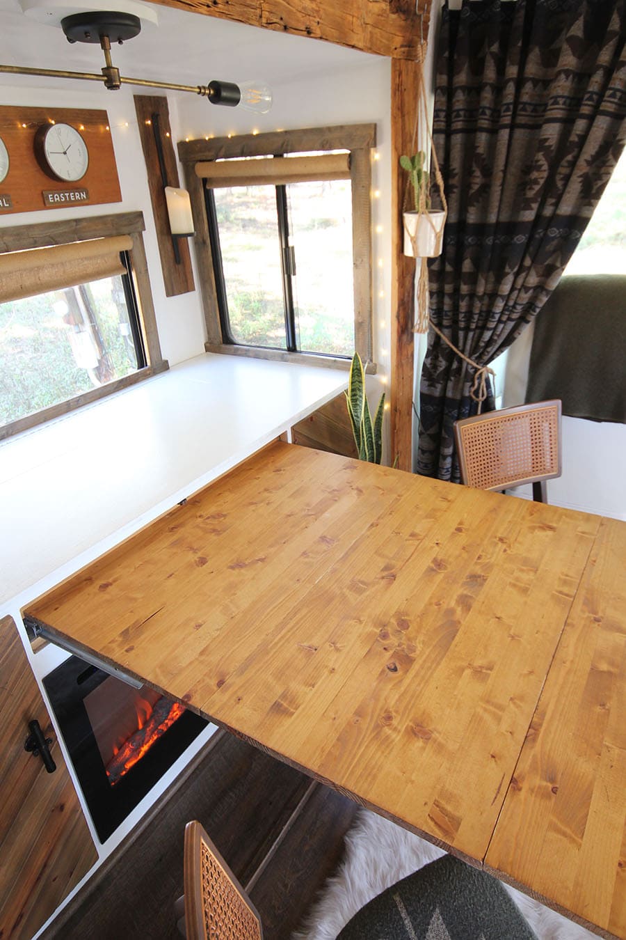 DIY expandable table (that\'s hidden when not in use)