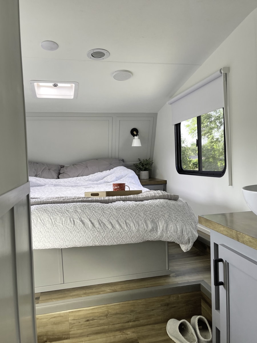 This renovated Thor Jazz 5th Wheel includes a wine bar