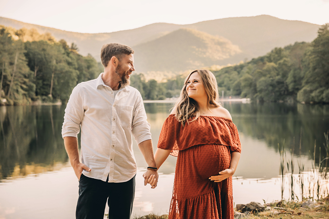 mountain maternity photoshoot at Vogel State Park from Jessica Reeves Photography