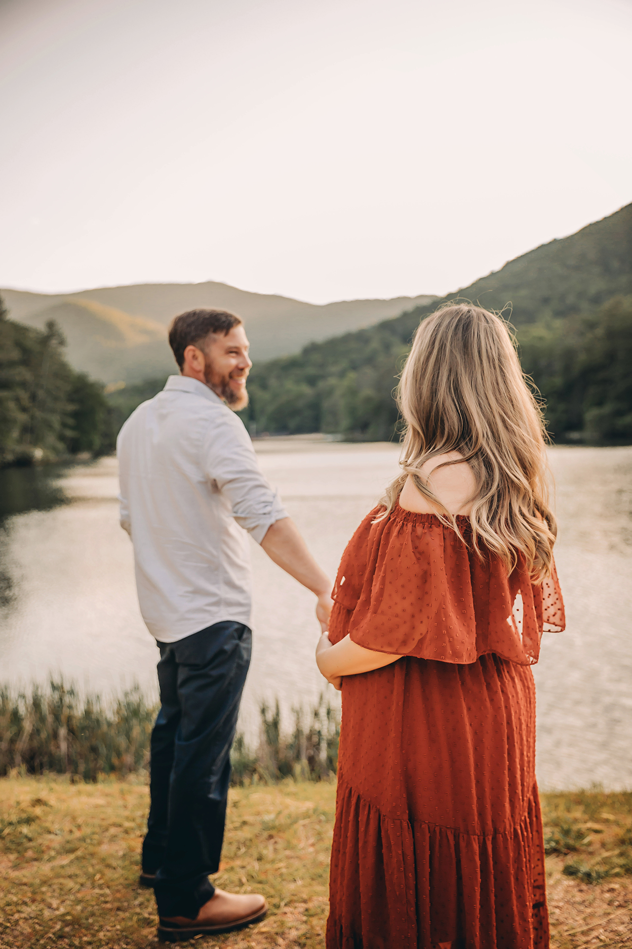 mountain maternity photoshoot at Vogel State Park from Jessica Reeves Photography